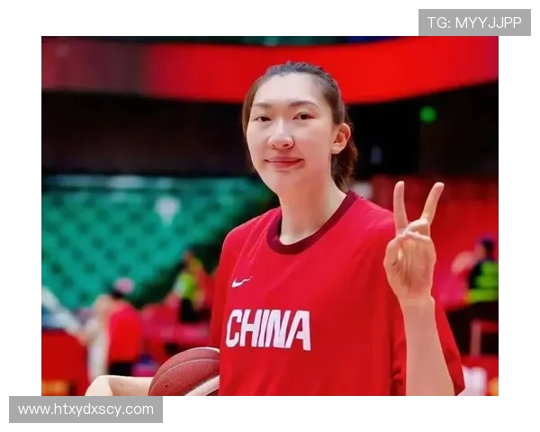 四川女篮虽失冠全队心态轻松韩旭刘禹彤嬉笑李梦仍展灿烂笑容风采