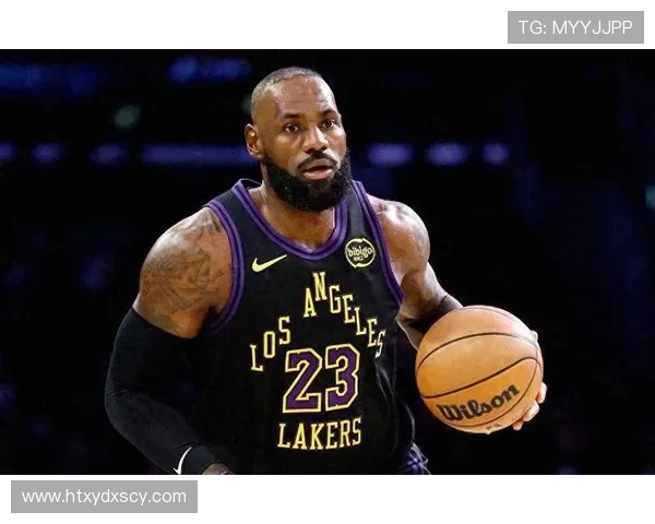 老詹赛季首秀助攻12次投射传球轻松自如能打到45岁吗